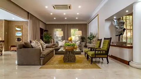 Christie's at 32 on Russell