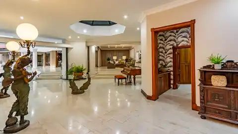 Christie's at 32 on Russell