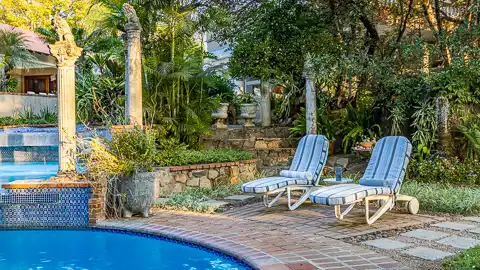 Christie's at 32 on Russell